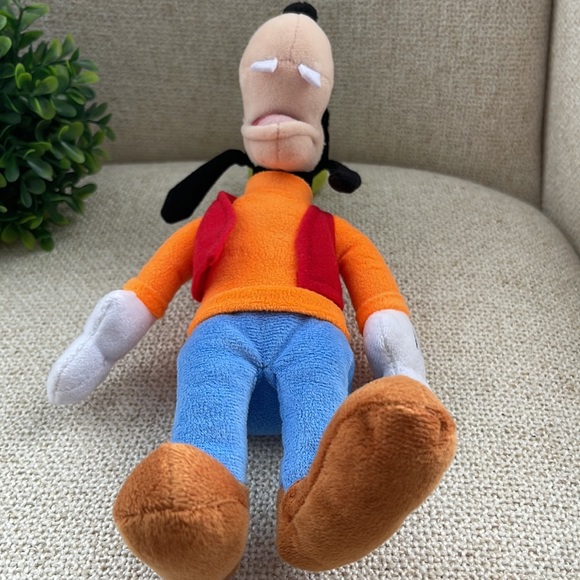 Disney 12” Goofy Plush toy - Picture 3 of 4